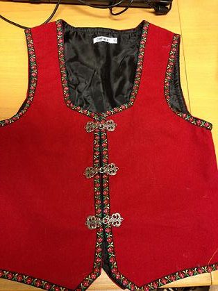 Bunadsvest sakna red